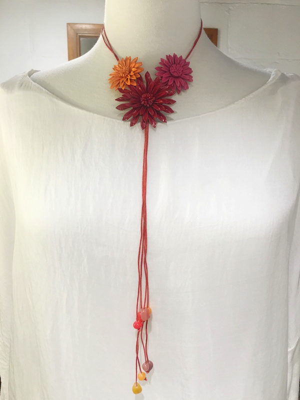 Triple Daisy Leather Necklace - Click Image to Close