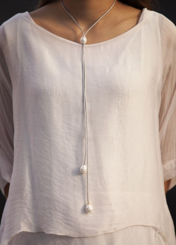 Long Leather Neckpiece With 3 Small Pearls - Click Image to Close